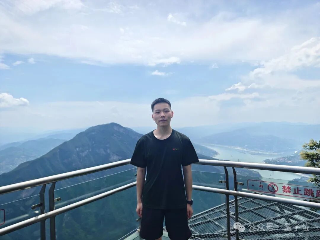 涂少坤站在山顶观景台