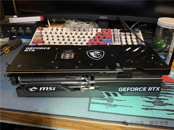 MSI GeForce RTX 4080显卡外观及电竞风格桌面背景