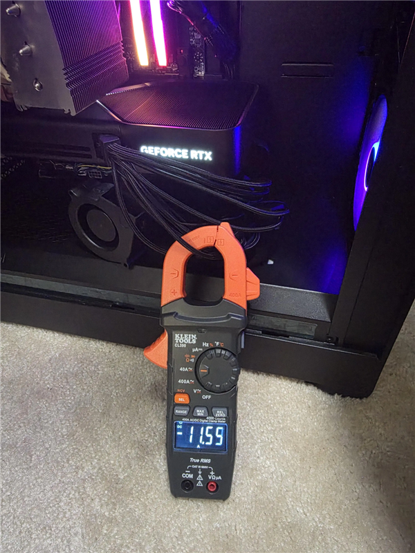 钳形表测量RTX 5090供电线缆电流读数