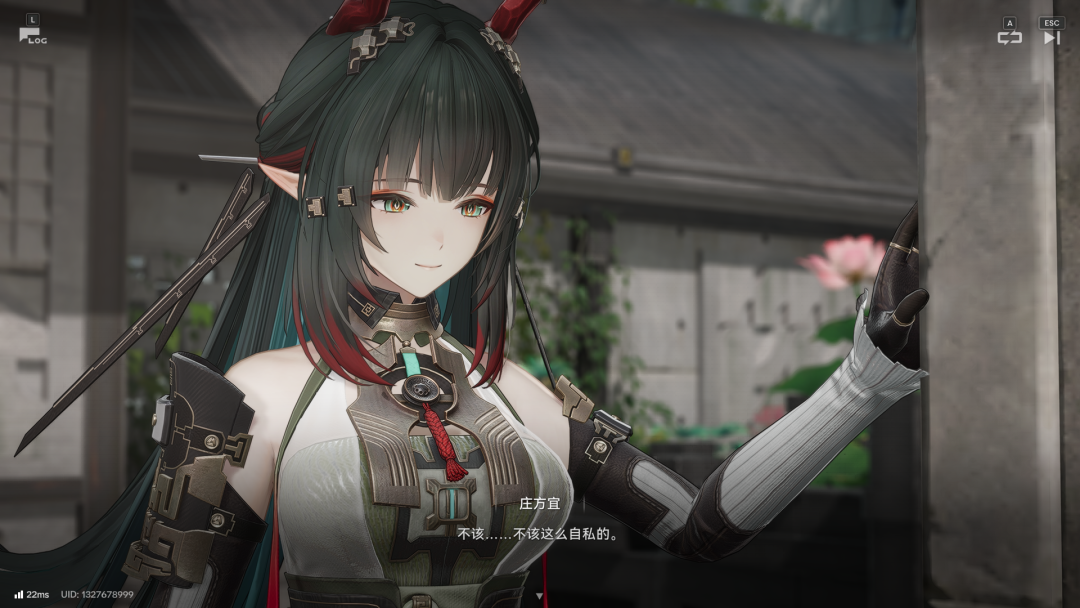 庄方宜在日式庭院中触及墙面的场景