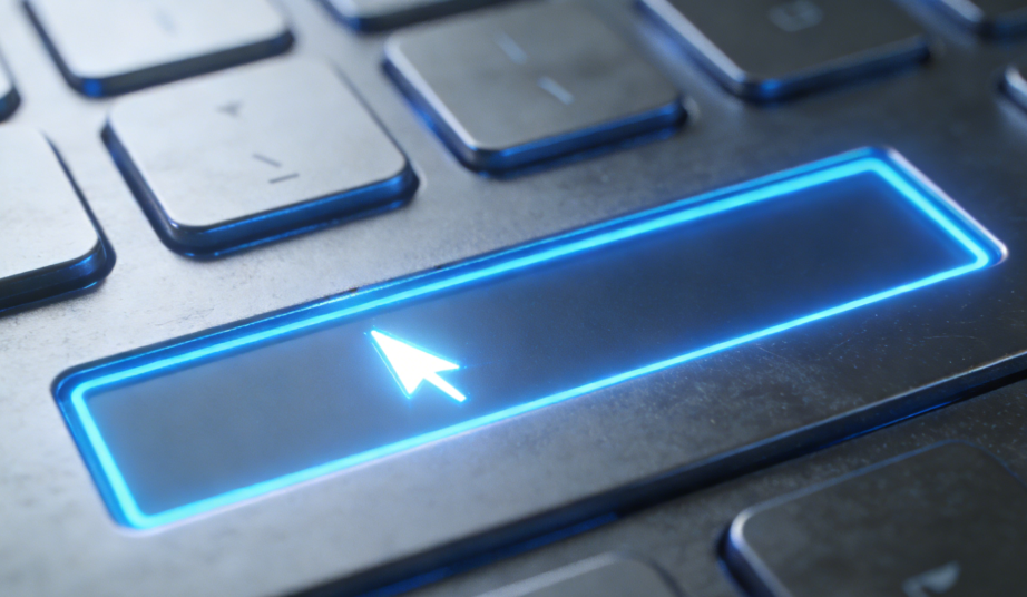 笔记本电脑键盘特写,一个按键上悬浮着发光的鼠标指针,象征选择与交互