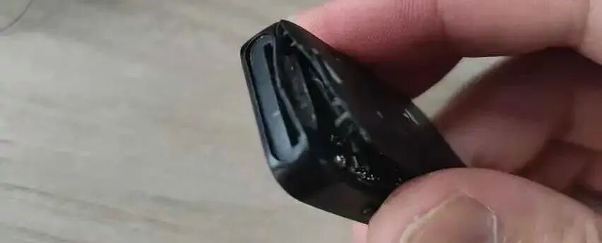 后盖边缘破损特写