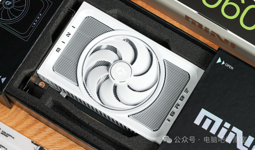 白色迷你显卡产品图