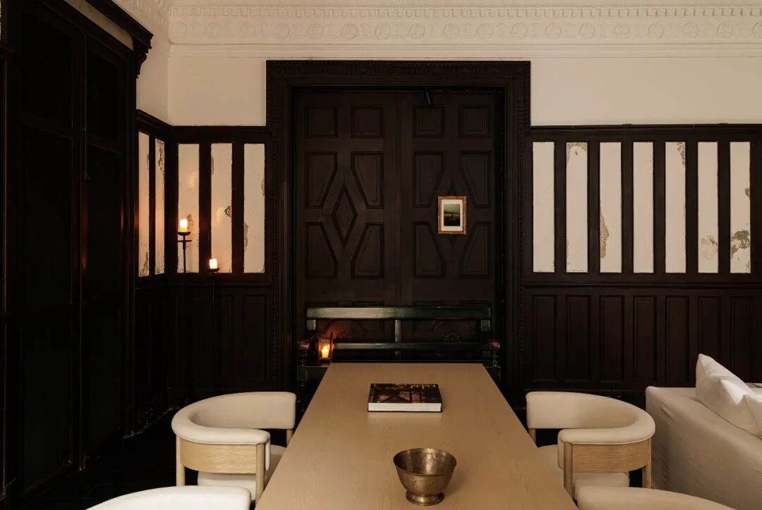 老洋房中对开的深色木门