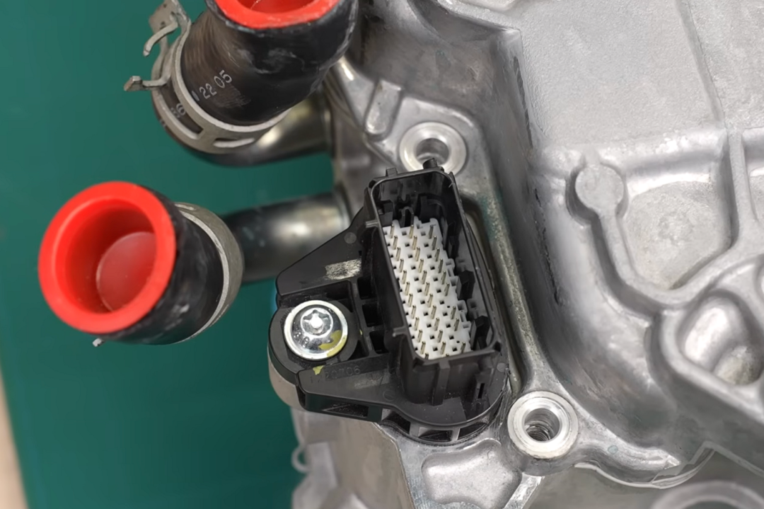 PCU底部电气连接器特写