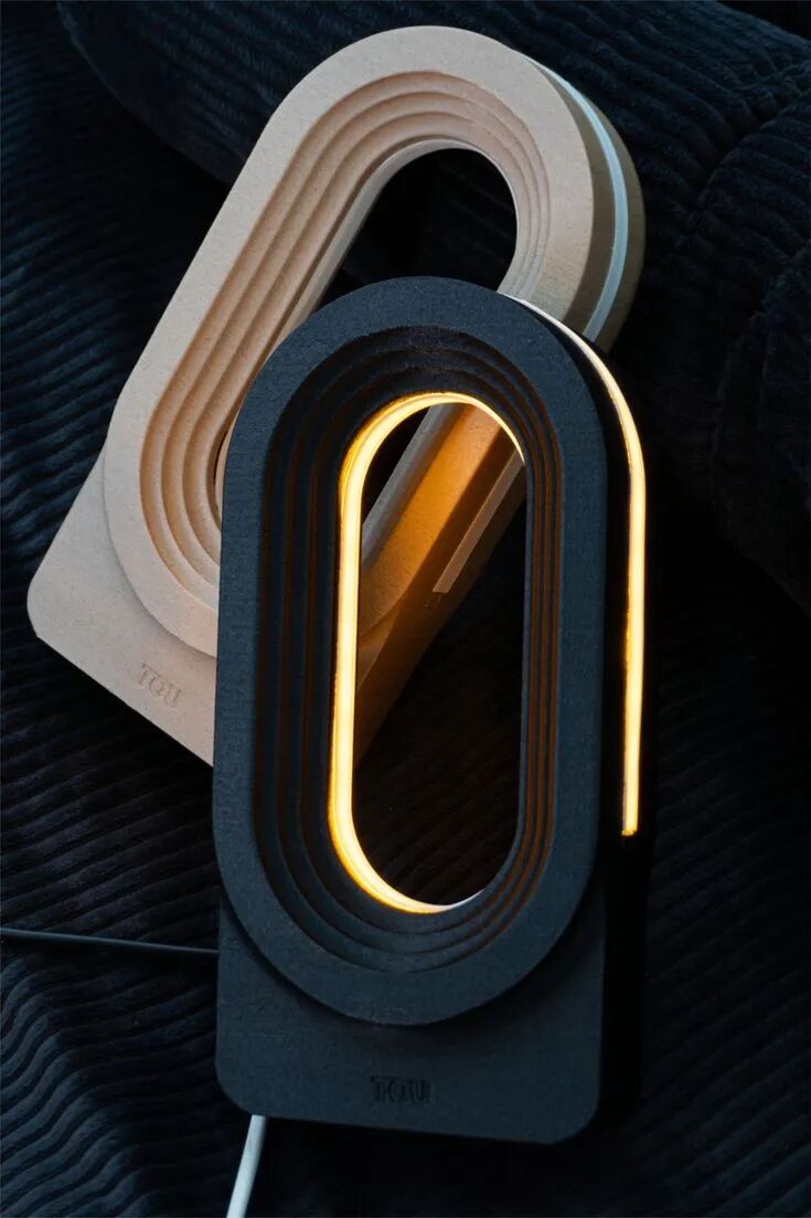 叠放的现代环形灯饰，展现材质与光影层次