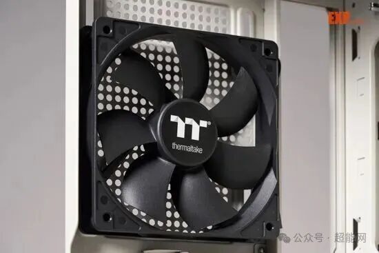黑色 Thermaltake 风扇特写,扇叶上有 TT 标志