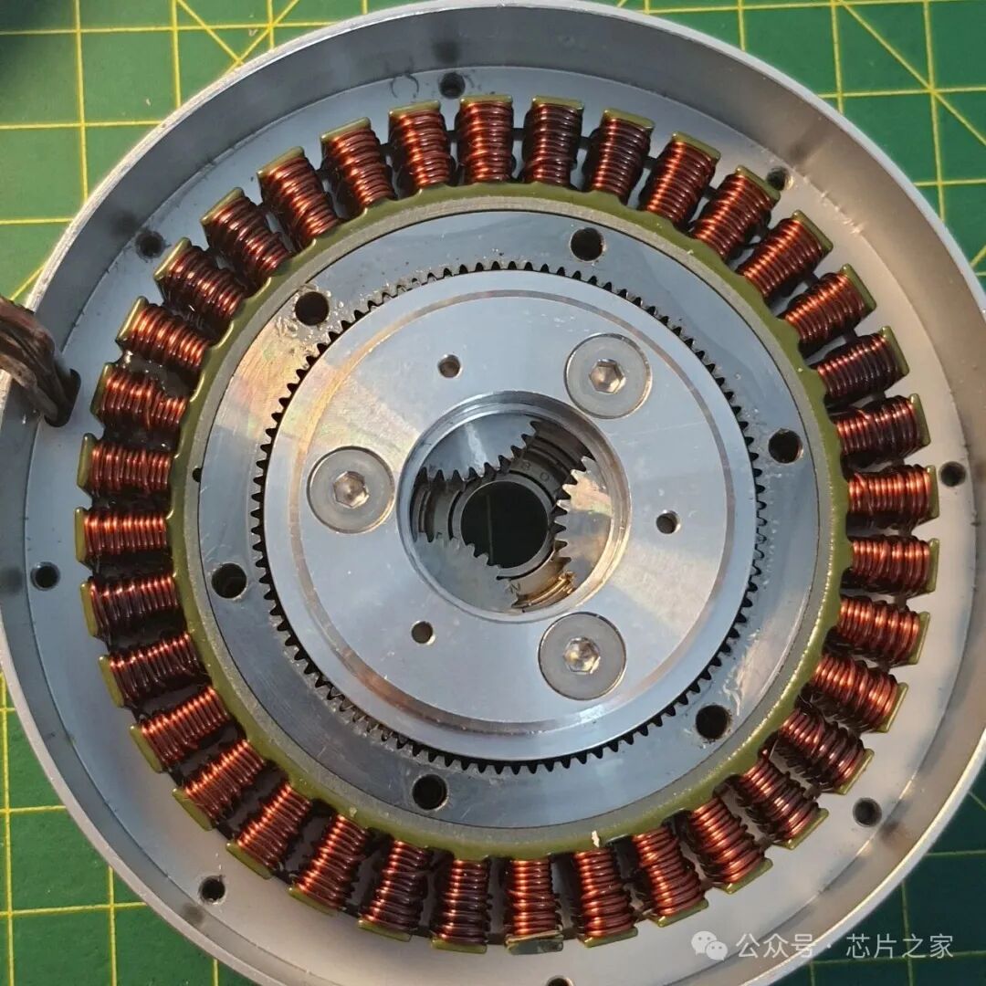 电机定子与内部齿轮结构特写