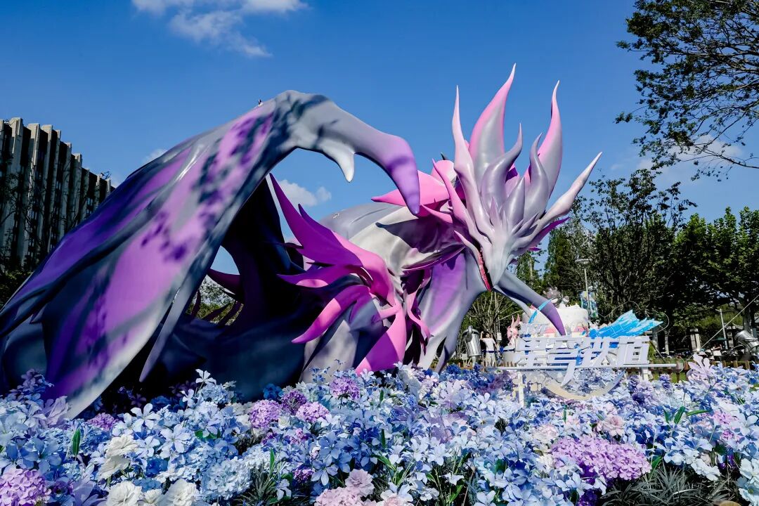 大型紫灰色龙形雕塑与绣球花海