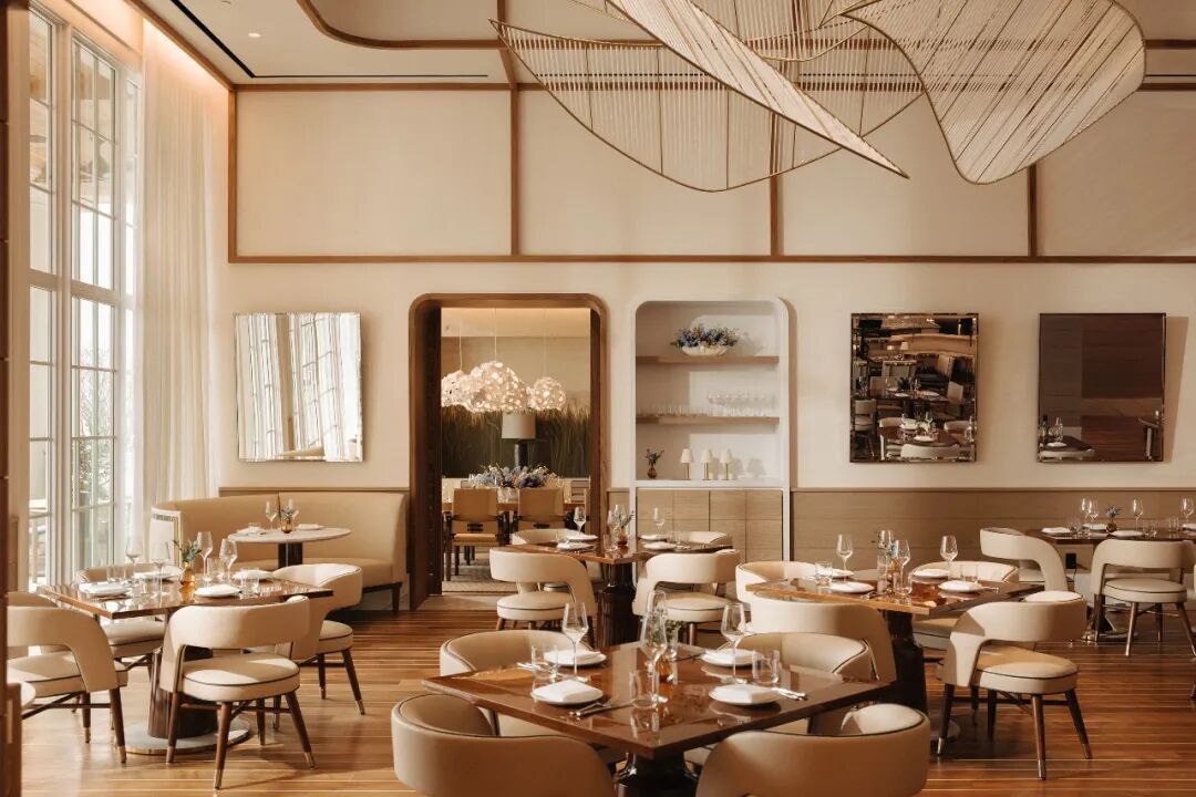 餐厅内部用餐区，波浪形吊灯