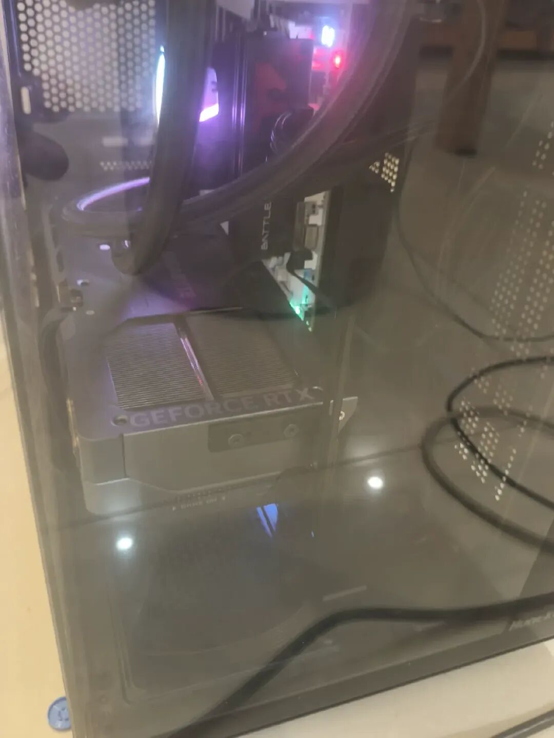 RTX 5090 D 主机内部硬件与水冷散热特写