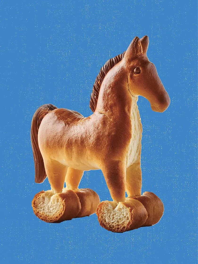 棕色面包制成的马形雕塑，金棕色身体，深棕鬃毛与尾巴，置于蓝色背景