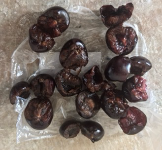 塑料袋中切开或压碎的车厘子，果肉状态不佳