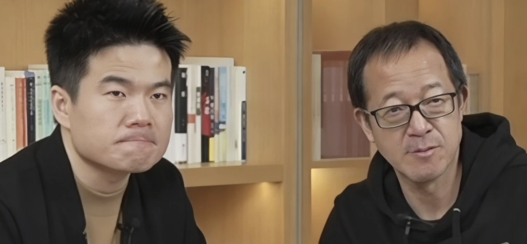 俞敏洪与另一位人士坐在书架前