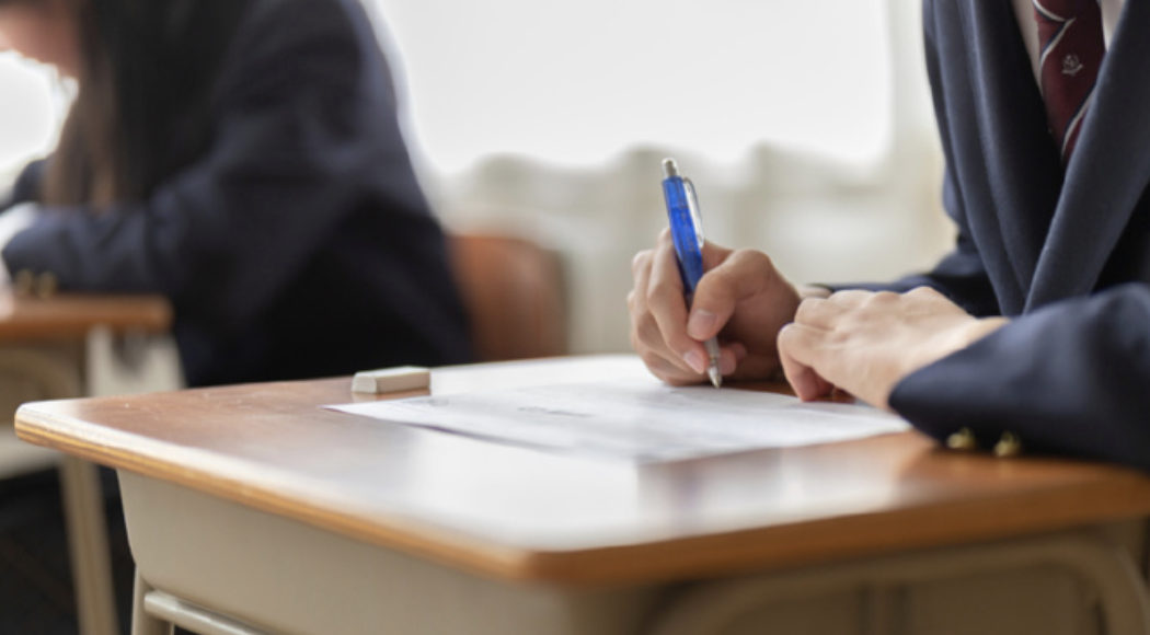 考场中答题的学生