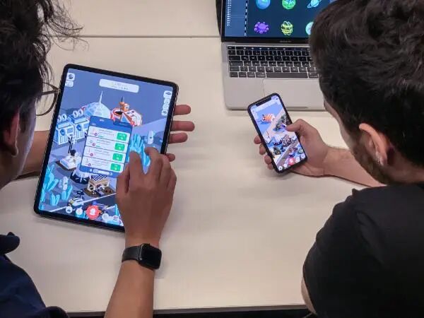 开发者在办公室测试游戏