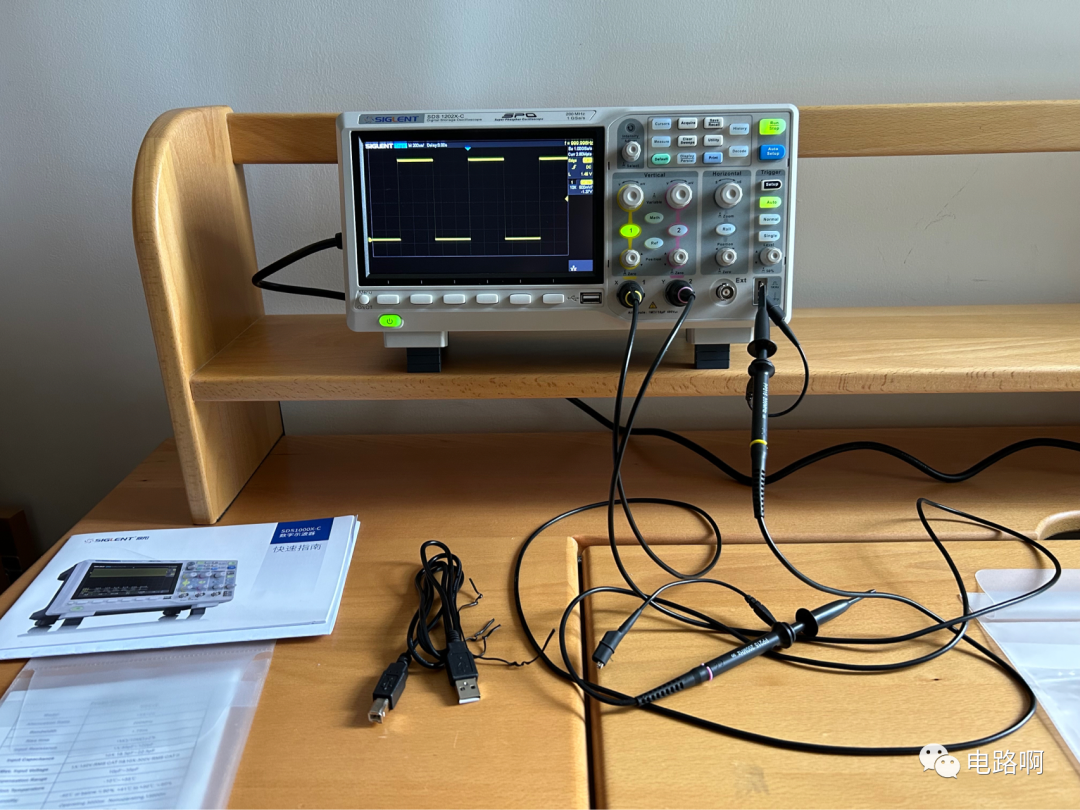 示波器在木桌上显示波形