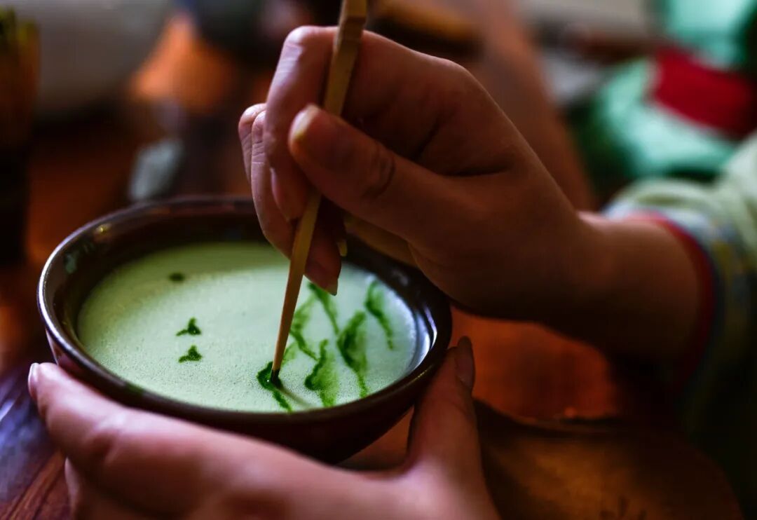 茶艺师在贵州江口县制作抹茶