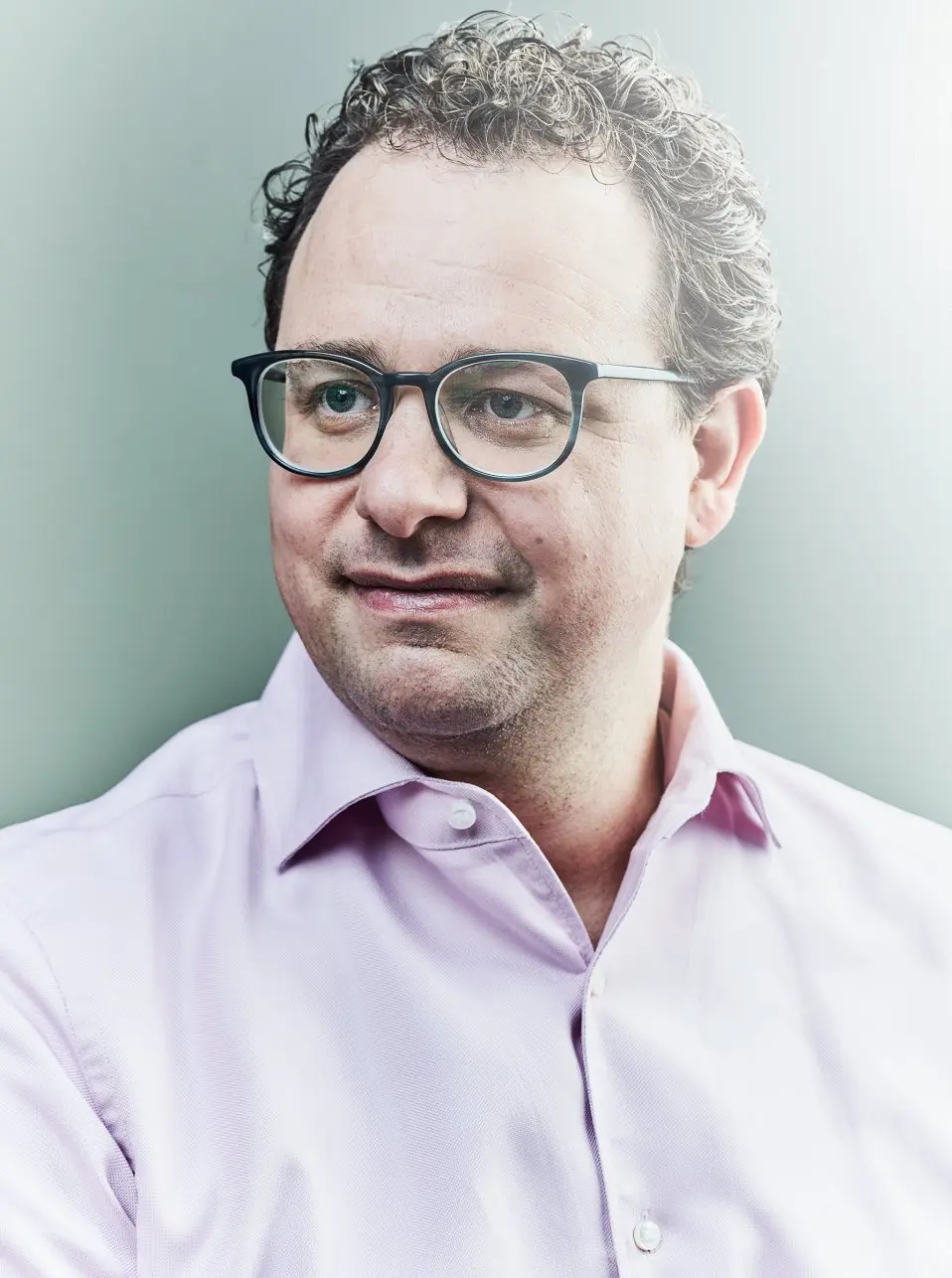 戴黑框眼镜的Dario Amodei微笑照片