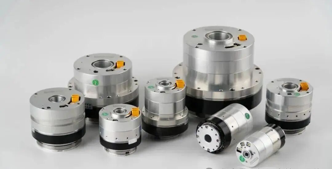 一组不同尺寸的银色工业伺服电机或编码器