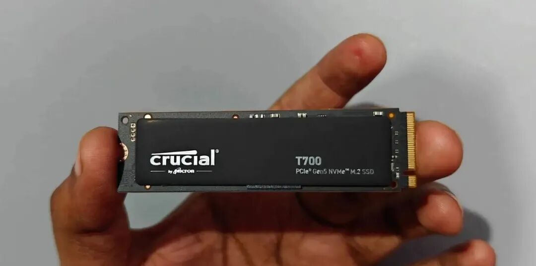 玩家手持英睿达 T700 PCIe Gen5 NVMe M.2 SSD 固态硬盘