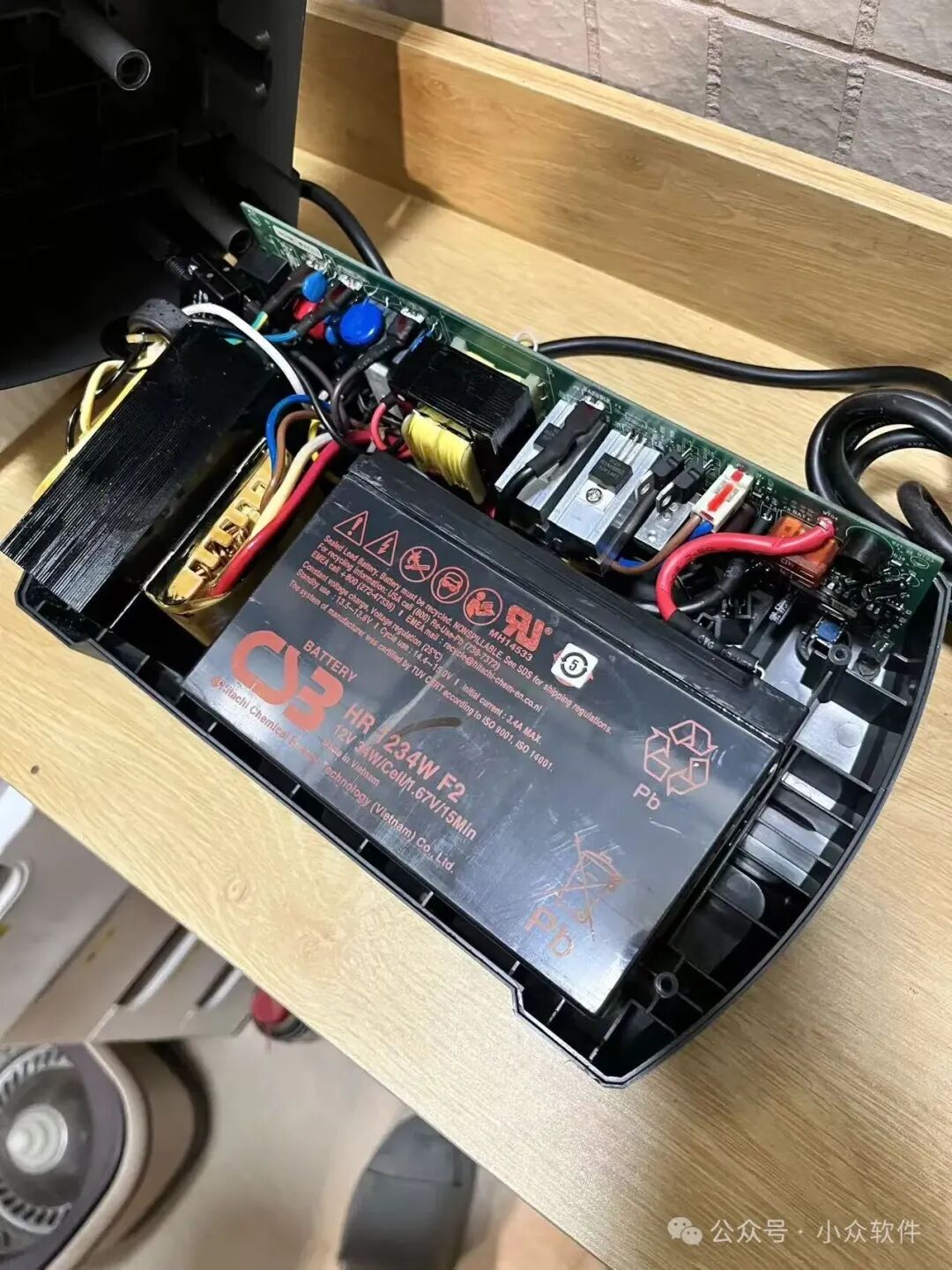 连接着电线的UPS电池特写