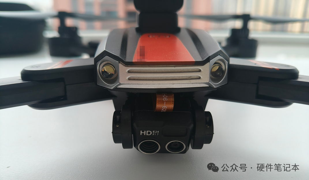 无人机前部双LED指示灯与摄像头