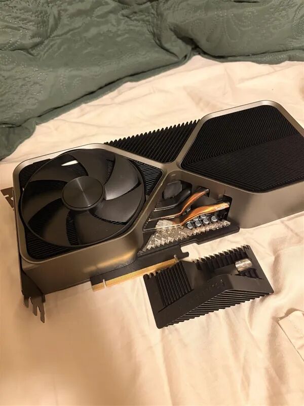 RTX 4090 FE 拆解后暴露的焊接点与散热管