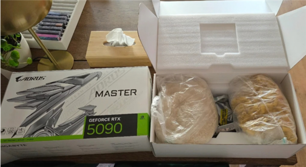 RTX 5090包装盒与大米面包开箱对比