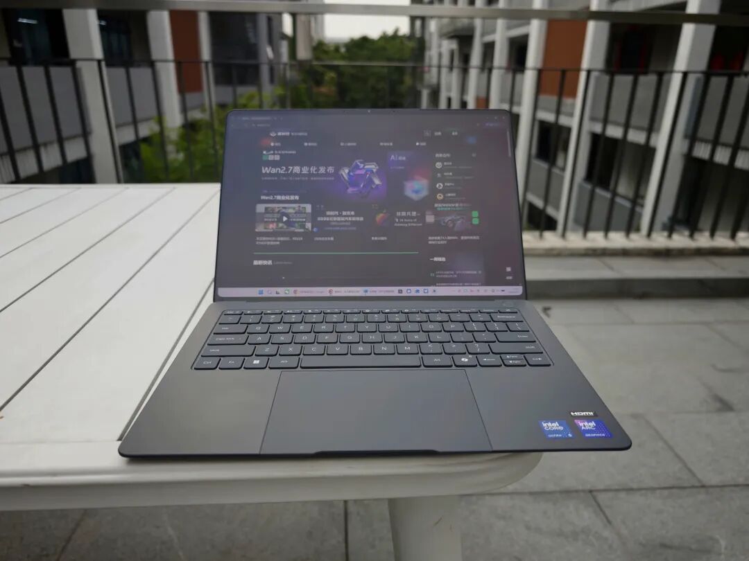 深灰色笔记本电脑放置在户外桌面