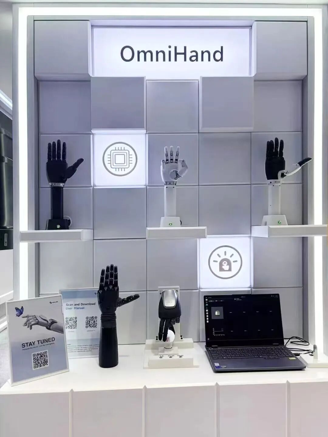 智元OmniHand灵巧手系列展台