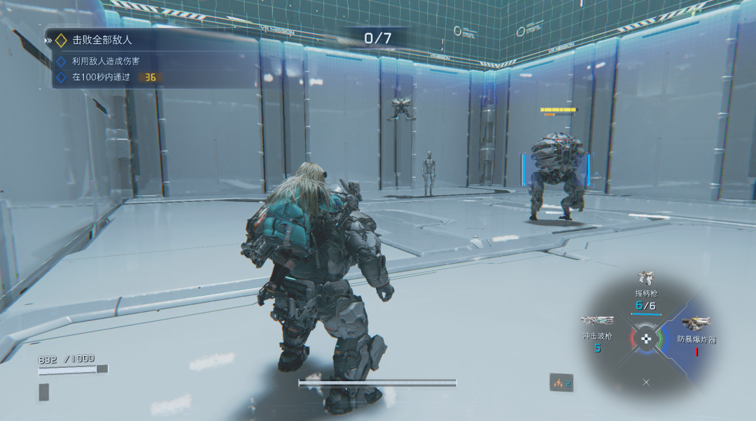 游戏训练关卡画面，展示多种敌人与武器轮盘