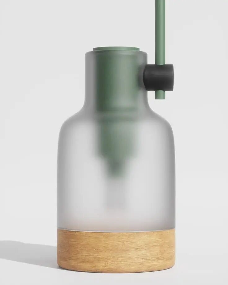 磨砂玻璃瓶身与木质底座的装饰容器