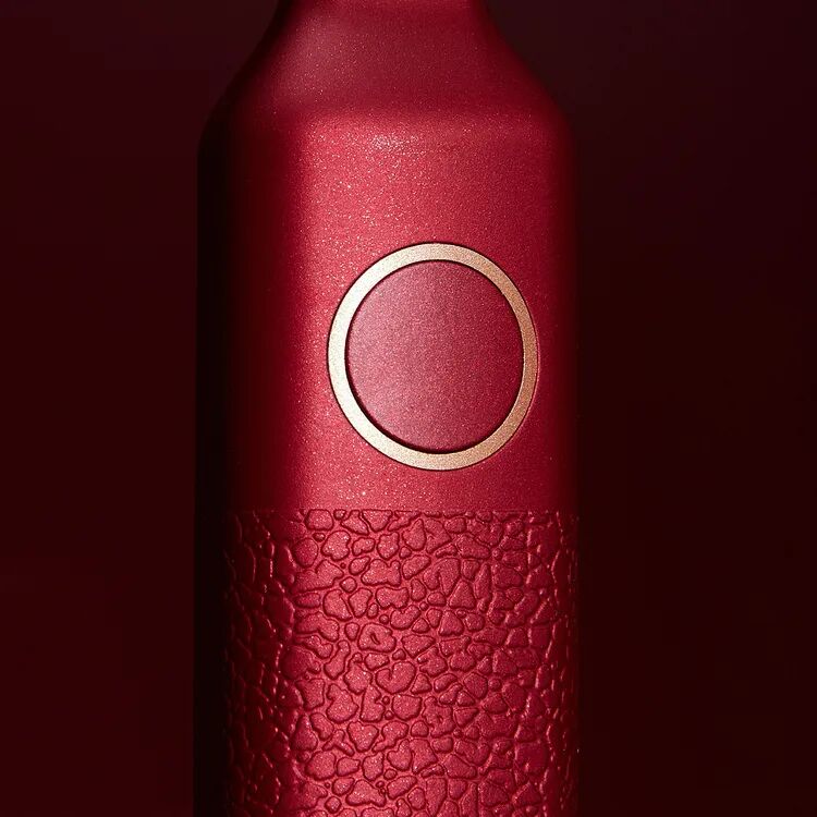 红色瓶身金属与荔枝皮纹理结合的按钮设计