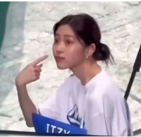 ITZY成员申留真手持队名牌的经典表情包