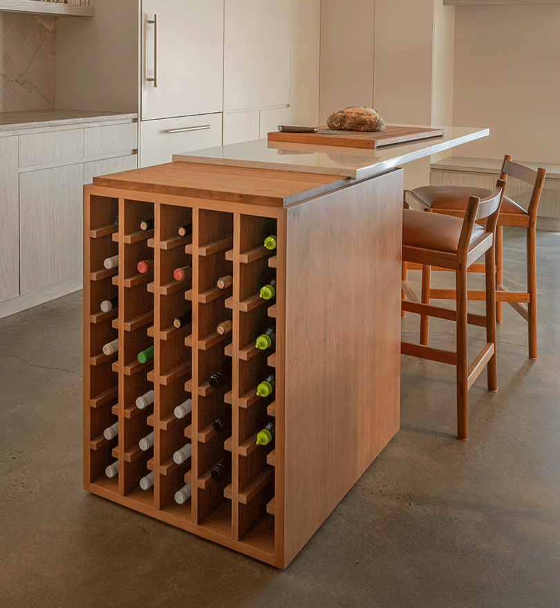 木质酒柜吧台与高脚椅