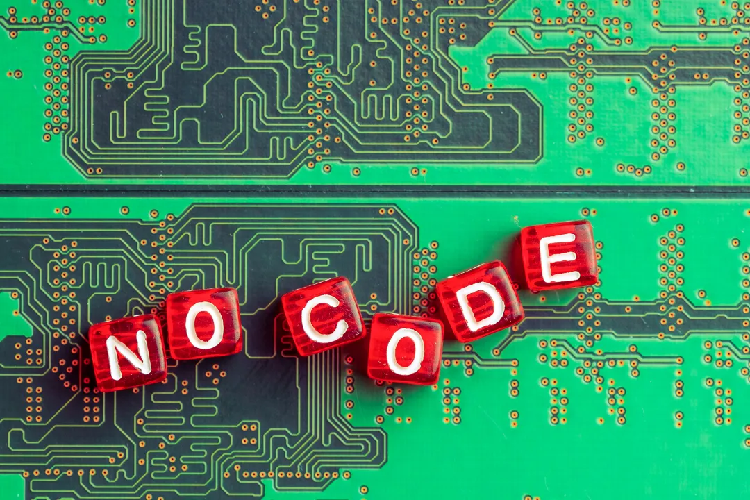 电路板背景上的骰子拼出NO CODE