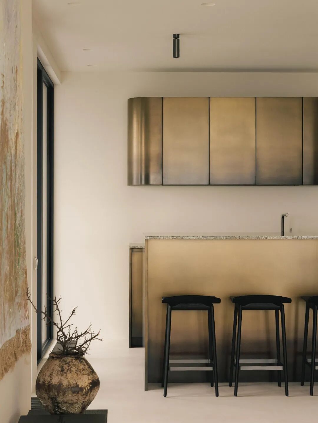 厨房吧台与金色吊柜