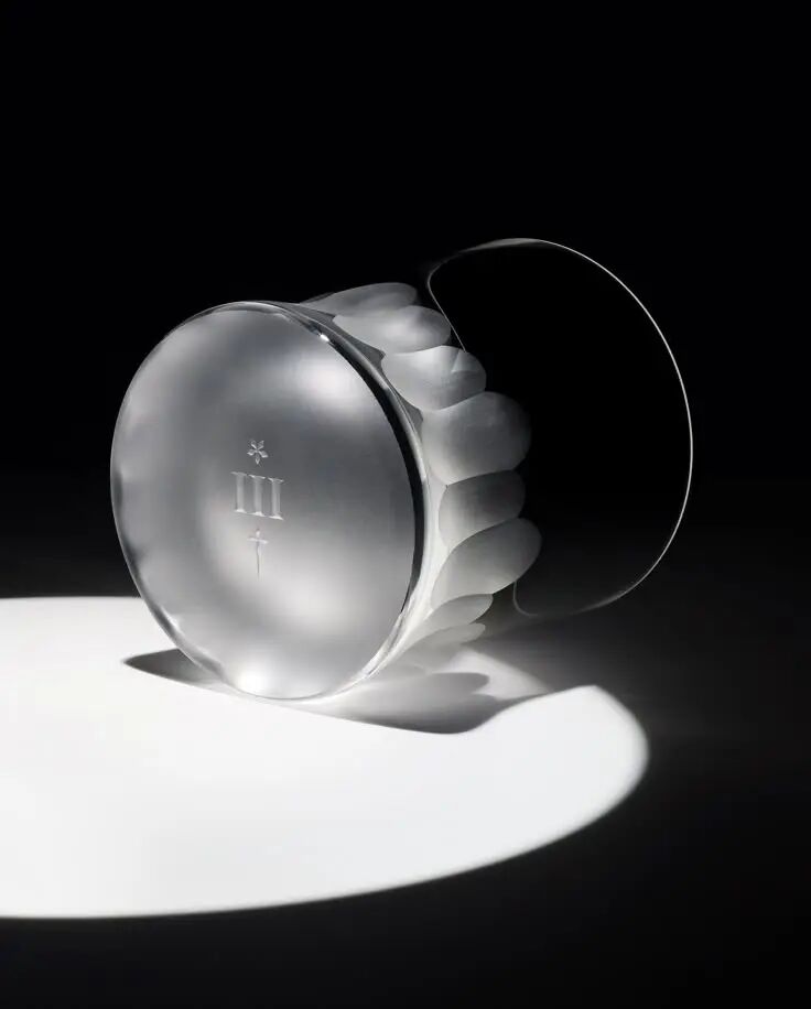 雕刻花纹的透明玻璃杯特写