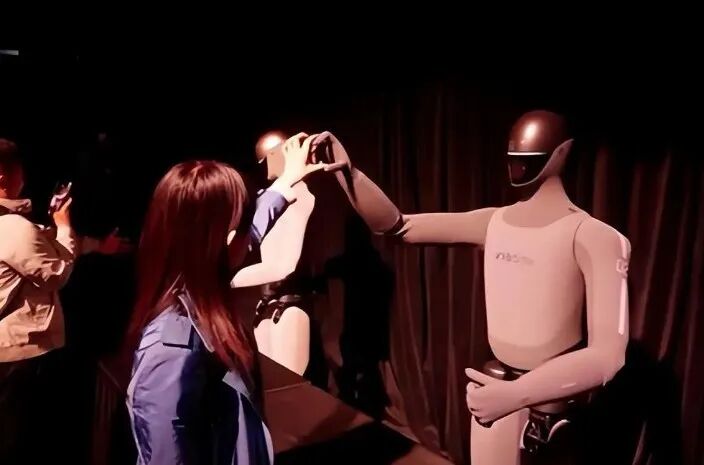 小米新款人形机器人与人互动现场