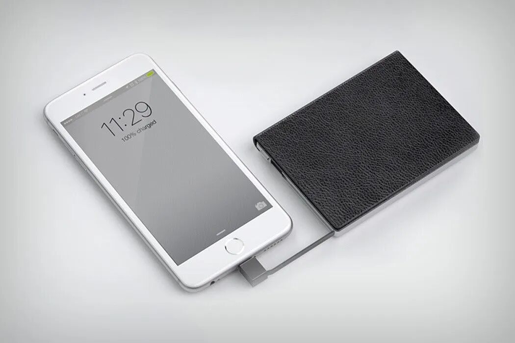 一张白色智能手机与黑色皮质外壳充电宝并排摆放的图片