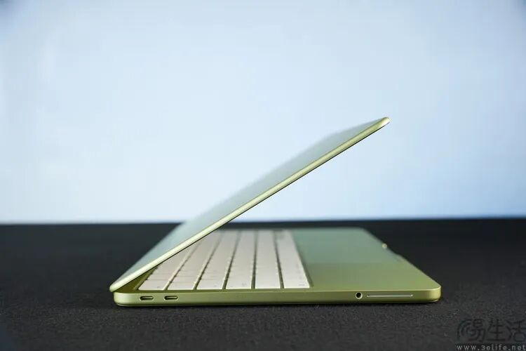 绿色金属外壳的纤薄笔记本电脑侧面