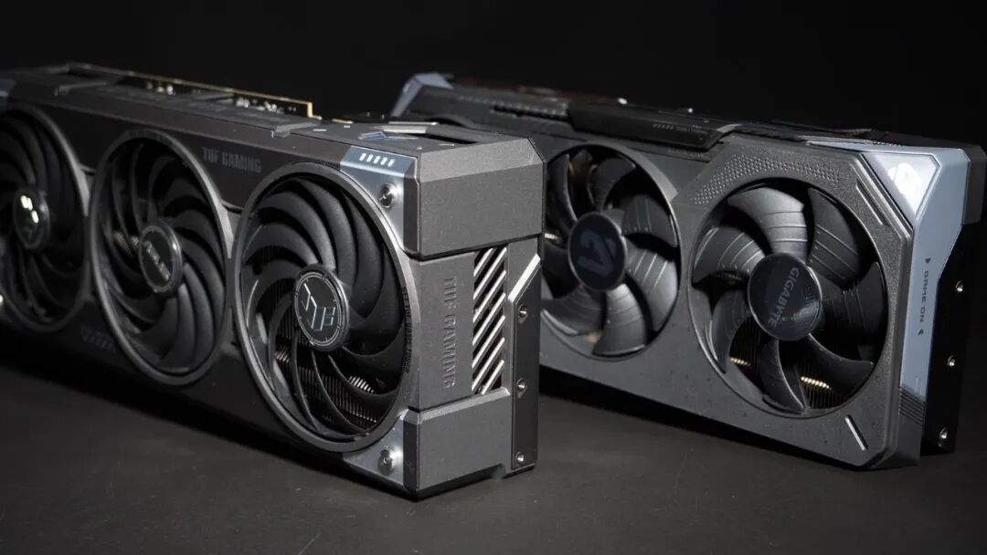TUF GAMING与GIGABYTE双风扇显卡实物对比图