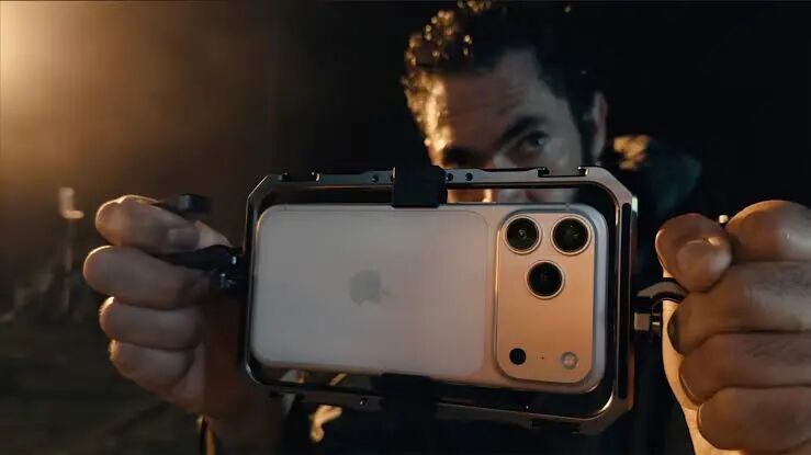用户手持 iPhone 进行专业拍摄