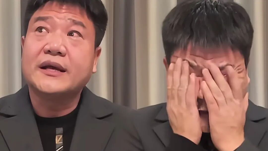 表情包:两位西装男子尴尬反应