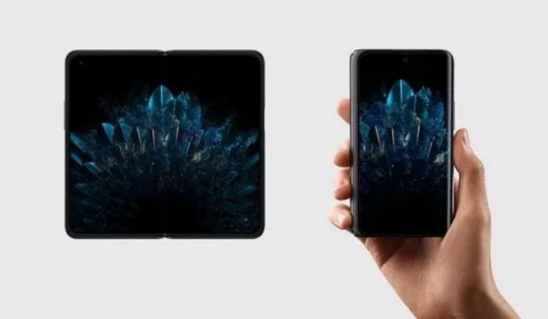 展示折叠屏手机展开与折叠状态的对比图