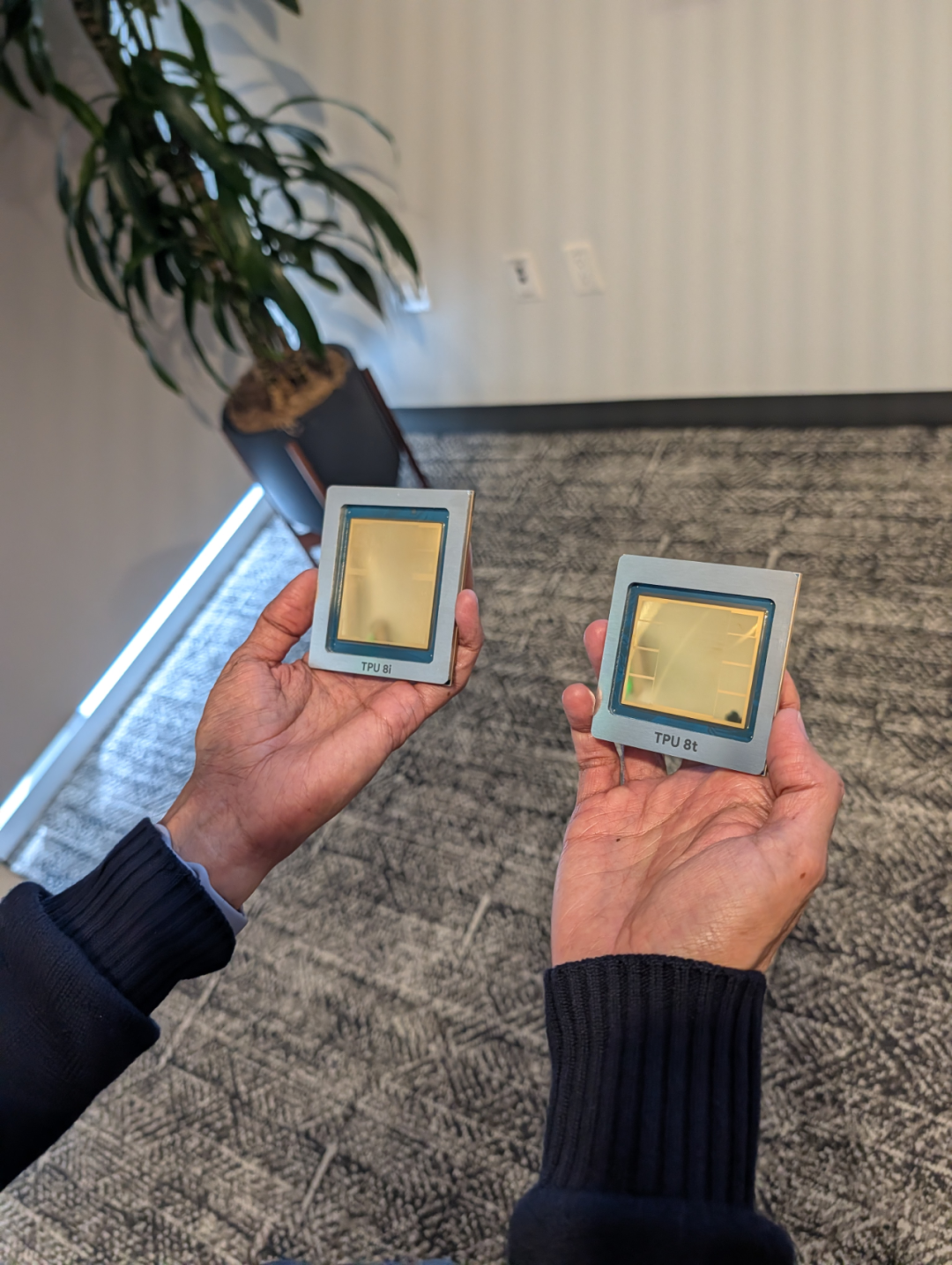 TPU 8i 与 TPU 8t 芯片实物对比
