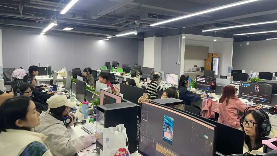 早上六点鹤芽漫剧的办公环境