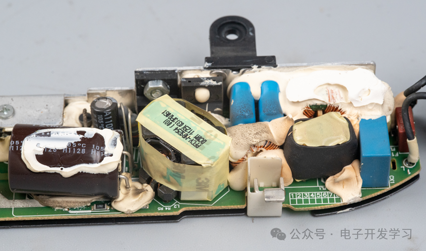 电源板正面元件布局