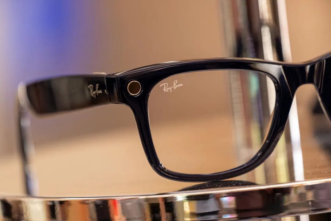 雷朋智能眼镜镜腿特写，右侧镜腿上有“Ray-Ban”标识，左侧镜腿处可见圆形传感器开孔